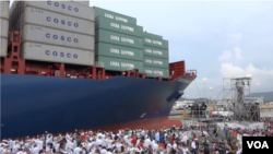 资料照片：中远海运巴拿马货轮驶过巴拿马城新建的科科利船闸，该船闸是巴拿马运河扩建工程的新设施。(2016年6月26日)