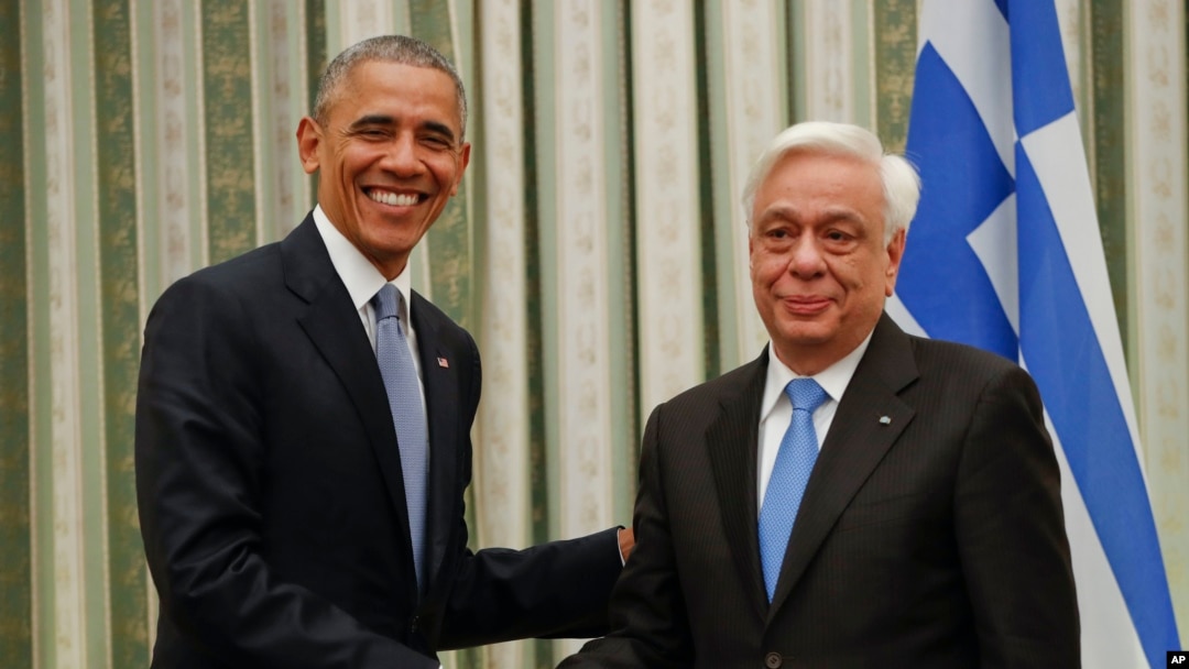 Tổng thống Mỹ Barack Obama bắt tay người đồng nhiệm Hy Lạp Prokopis Pavlopoulos ở Athens, 15/11/2016.