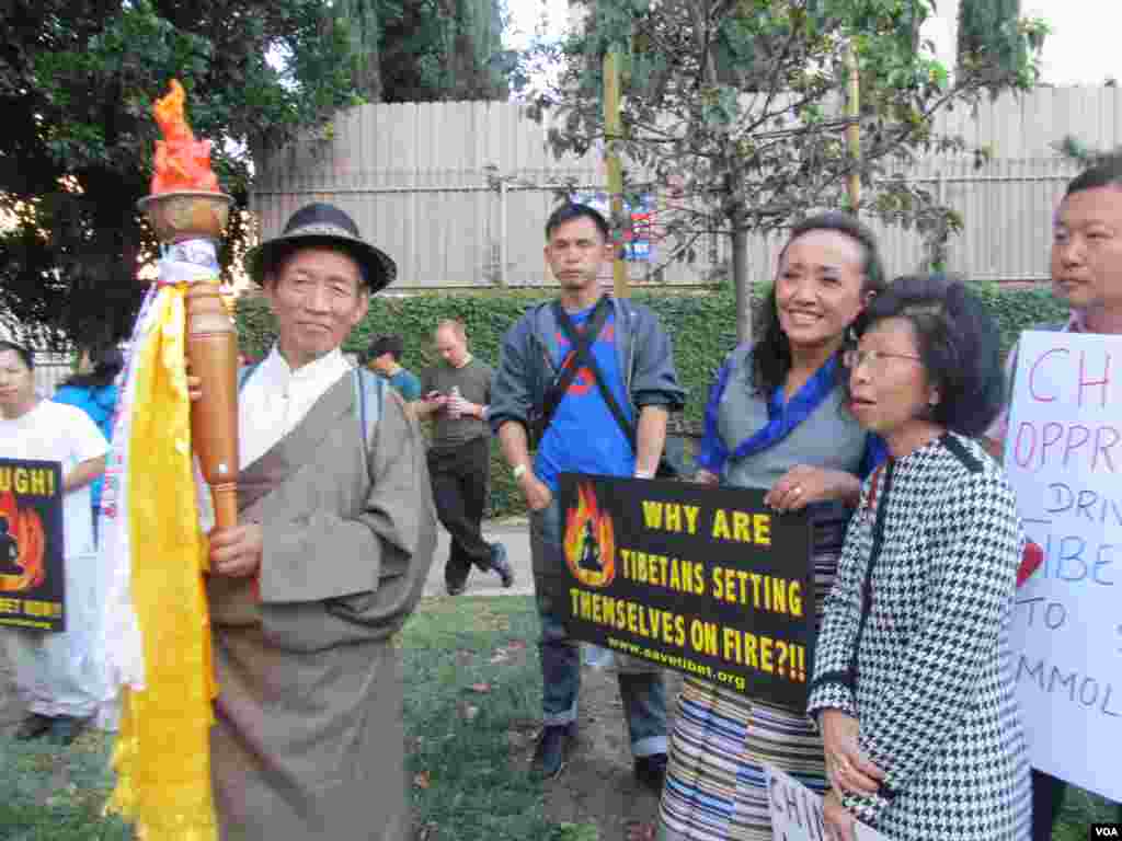 刘雅雅(右二)和一批华人支持西藏真相火炬( 美国之音 容易拍摄)