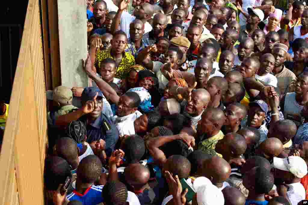 Nov. 28, 2010: A crowd of angry voters in Abidjan, due to polls not opening one hour after their scheduled start. (AP Photo/Rebecca Blackwell)
