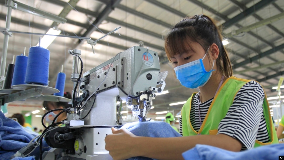 Một công nhân may mặc đang làm việc ở tỉnh Nam Định. Ngành may mặc là một trong những ngành cần rất nhiều nhân công ở Việt Nam