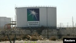 Tanki minyak di komplek kantor pusat perusahaan Saudi Aramco di Damam city, Arab Saudi (foto: ilustrasi).