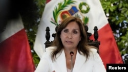 Archivo- La presidenta de Perú, Dina Boluarte, habla mientras se reúne con la prensa extranjera, en Lima, Perú, el 24 de enero de 2023.