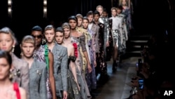 Models wears creations by designer Erdem during their Spring/Summer 2018 runway show at London Fashion Week in London, Sept. 18, 2017. 