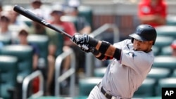 El venezolano Luis Arráez, de los Marlins de Miami, batea durante la quinta entrada de un partido de béisbol contra los Bravos de Atlanta, el 2 de julio de 2023, en Atlanta.