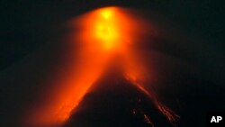 El volcán Mayón, en el noreste de Filipinas, lanza emisiones incandescentes el 11 de junio de 2023.