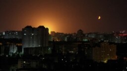 Destellos de explosiones de drones se observan en el cielo de Kiev, Ucrania, durante un ataque ruso el 28 de mayo de 2023.