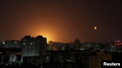 Вибух безпілотника у небі над Києвом під час російської атаки 28 травня 2023 р. REUTERS/Gleb Garanich 