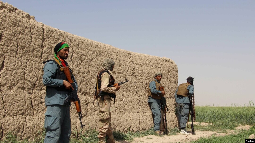 Cảnh sát Afghanistan canh gác trong một trận giao tranh với Taliban ở thị trấn Nahr-e-Saraj trong tỉnh Helmand, ngày 11/5/2016.