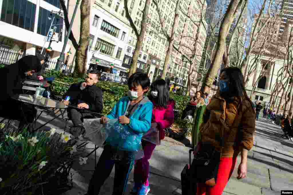 A pesar de seguir las recomendaciones de distanciamiento social, muchas personas prefieren usar mascarilla para salir a la calle, como en esta fotografía tomada en Bryan Park.