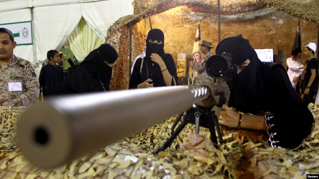 Seorang pengunjung tengah memperhatikan sebuah senjata dalam pameran persenjataan di Abha, Arab Saudi, 20 April 2017. (Foto: dok).