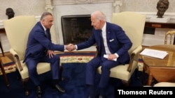 조 바이든 미국 대통령이 26일 백악관을 방문한 무스타파 알카드하미 이라크 총리와 악수하고 있다.