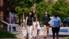 Mahasiswa mengenakan masker di kampus University of North Carolina di Chapel Hill, 18 Agustus 2020. (Foto: AP)