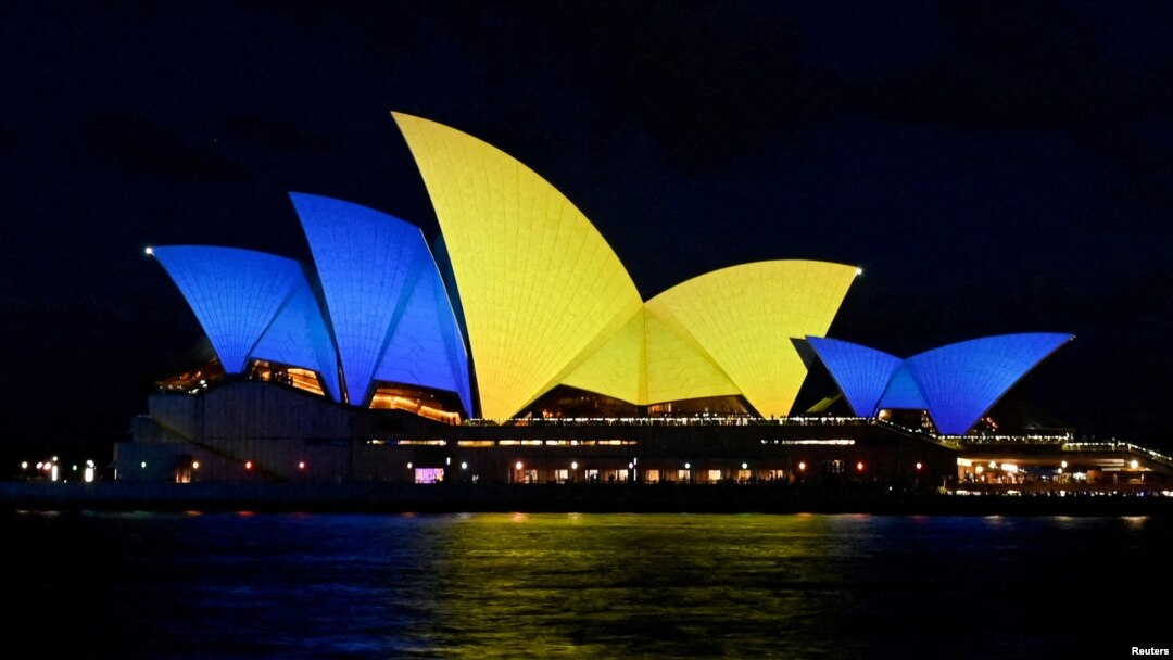 Gedung Opera di kota Sydney, Australia, dihiasi dengan cahaya berwarna bendera Ukraina, menunjukkan dukungan Australia bagi warga Ukraina (foto: ilustrasi). 
