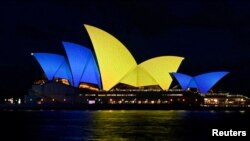 Gedung Opera di kota Sydney, Australia, dihiasi dengan cahaya berwarna bendera Ukraina, menunjukkan dukungan Australia bagi warga Ukraina (foto: ilustrasi). 