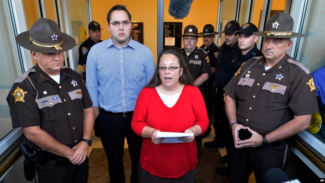 Thư ký tòa án Kentucky Kim Davis cùng con trai đọc thông cáo trước cửa tòa án Quận hạt Rowan, Morehead, Kentucky ngày 14/9/2015.