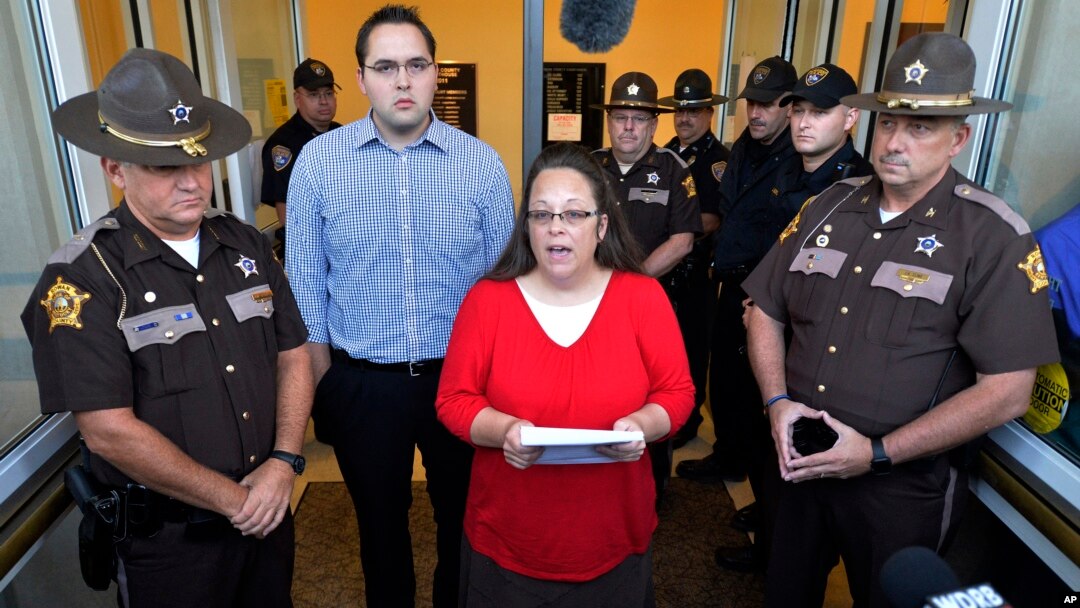 Kim Davis (tengah) memberi pernyataan kepada media di Morehead, Kentucky, Senin (14/9).