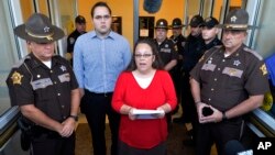 Kim Davis (tengah) memberi pernyataan kepada media di Morehead, Kentucky, Senin (14/9).