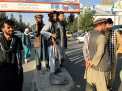 Un miembro de los talibanes custodia fuera del aeropuerto internacional Hamid Karzai en Kabul, el 16 de agosto de 2021.