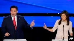 前美国驻联合国大使妮基·黑利(Nikki Haley，右)与佛罗里达州州长罗恩·德桑蒂斯(Ron DeSantis)2024年1月10日在一场辩论中针锋相对。（美联社）