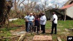 El vicepresidente de EE.UU., Mike Pence, y su esposa Karen Pence, observan de primera mano los daños causados en St.Croix, Islas Vírgenes, por el huracán María.Oct. 6, 2017.