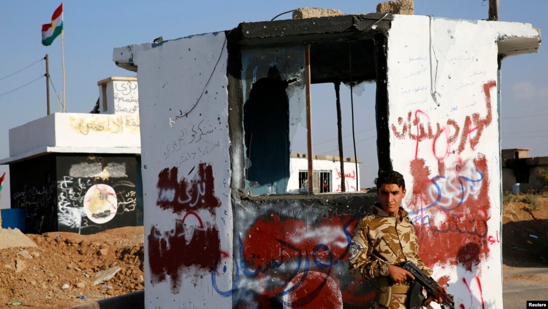 Seorang pejuang Kurdi Peshmerga di pos pemeriksaan yang direbut dari militan Negara Islam (ISIS) di desa Barznki di Zummar, dekat Mosul (15/9). (Reuters/Ahmed Jadallah)