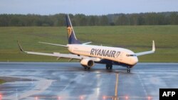 Pesawat Ryanair FR4978 yang terbang dari Athena, Yunani, dan kemudian dicegat dan dialihkan ke Minsk dari tujuannya ke Lithuania, oleh otoritas Belarus, mendarat di Bandara Internasional Vilnius, Minggu, 23 Mei 2021. 