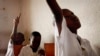 Des enfants lèvent la main pendant une leçon dans une école de Kinshasa, capitale de la République démocratique du Congo, le 20 novembre 2006. REUTERS/Finbarr O'Reilly 