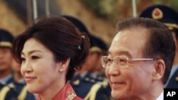 中国总理温家宝(右)4月17日在北京欢迎到访的泰国总理英拉