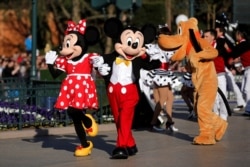 Los personajes de Disney Mickey Mouse y Minnie Mouse asisten al 25 aniversario de Disneyland Paris en el parque de Marne-la-Vallee, cerca de París, Francia, el 12 de abril de 2017.