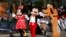 Karakter animasi Disney Mickey Mouse dan Minnie Mouse menghadiri perayaan 25 tahun berdirinya Disneyland Paris di Marne-la-Vallee, near Paris, France, pada April 12, 2017. (Foto: REUTERS/Benoit Tessier)