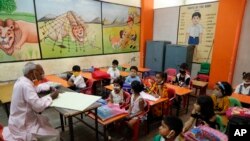 Suasana hari pertama masuk sekolah di Prayagraj, India, 1 September 2021. (AP Photo/Rajesh Kumar Singh)