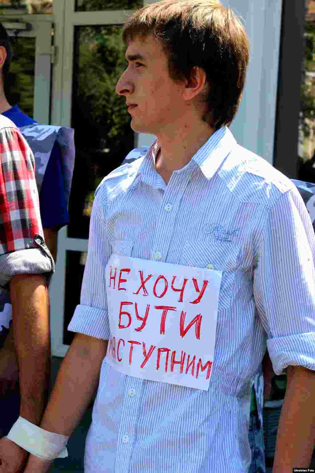 Під час показовго дійства, кілька активістів зображали представників громадських організацій - жертв недавніх переслідувань, до яких підійшли представники Беркуту та завязали їм руки. а обурена громада почала вимагати не чіпати учасників акці.