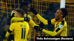 Ousmane Dembélé, Marco Reus et Pierre-Emerick Aubameyang après un but du Borussia Dortmund le 3 décembre 2016.