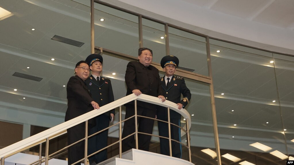 韩国官媒2023年11月22日发表领导人金正恩当日视察国家航天技术控制中心的照片。(photo:VOA)