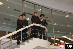 Pemimpin Korea Utara Kim Jong Un mengunjungi Pusat Kontrol Umum Direktorat Teknologi Dirgantara Nasional Korea Pyongyang, sehari setelah peluncuran roket yang membawa satelit pengintai 'Malligyong-1' di Pyongyang. (Foto: via AFP)