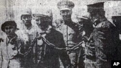 Kurdên Dersîmê qeyd û zîncîran hatine girêdan û ber bi cîhekî nedîyar têne birin.