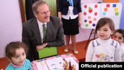 ABŞ səfiri Robert Sekuta məcburi köçkünlər qəsəbəsində 