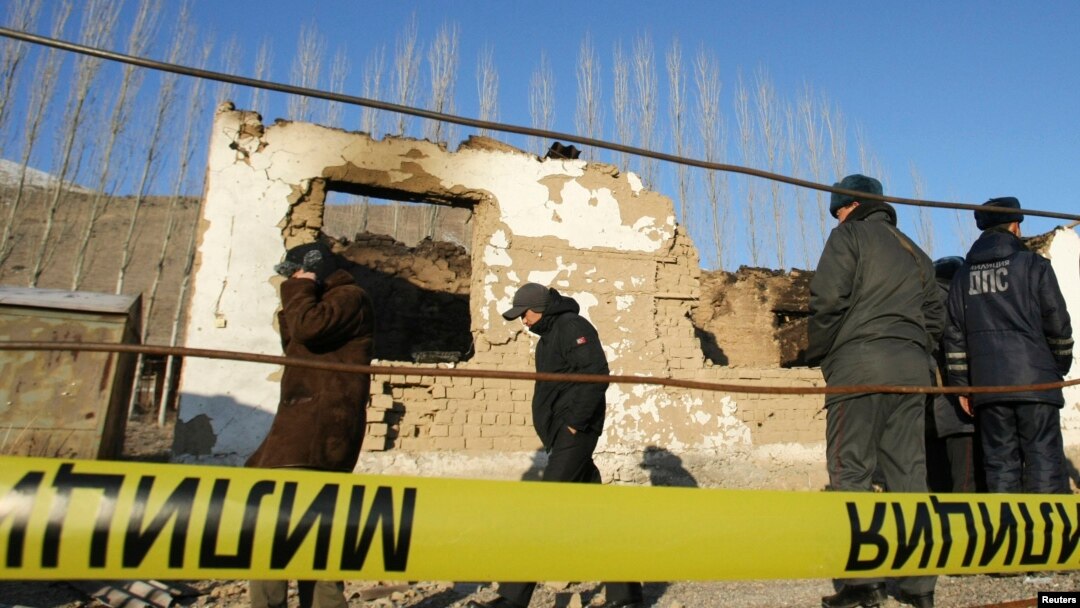 Bishkek yaqinida ekstremizmda gumonlangan shaxslar joylashgan manzilda reyd o'tkazilmoqda, 6-yanvar, 2011-yil.