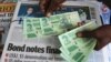 Un vendeur de rue montre les nouveaux billets dans la capitale de Harare, Zimbabwe, le 28 novembre 2016.