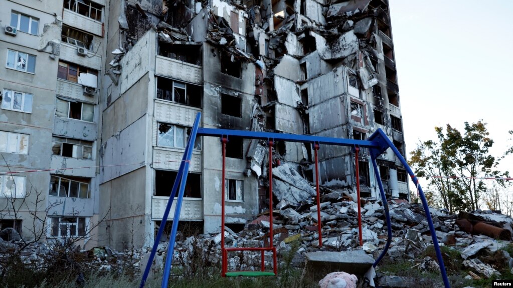 在哈尔科夫被摧毁的公寓楼。(photo:VOA)