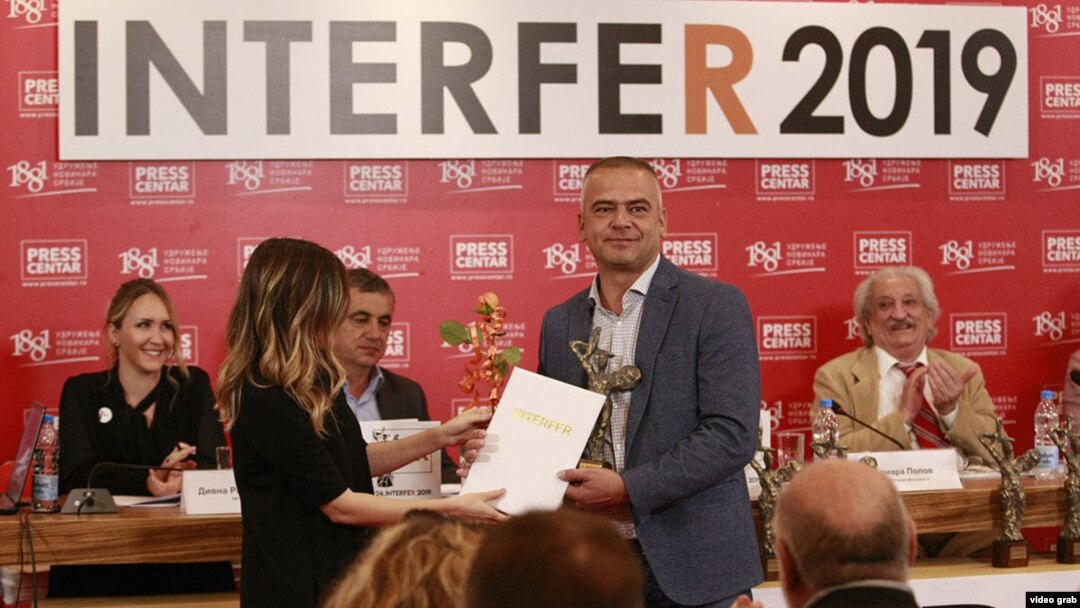Budimir Ničić, dopisnik Glasa Amerike sa Kosova, prima prvu nagradu za najbolju TV reportažu na Internacionalnom festivalu reportaža i medija (INTERFER) u Beogradu