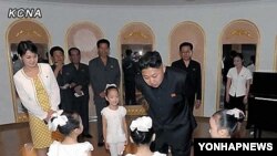 최근 금수산태양궁전 참배와 모란봉악단 시범공연에 김정은 제1위원장과 동행했던 여성이 경상유치원 현지시찰에 또다시 등장했다.