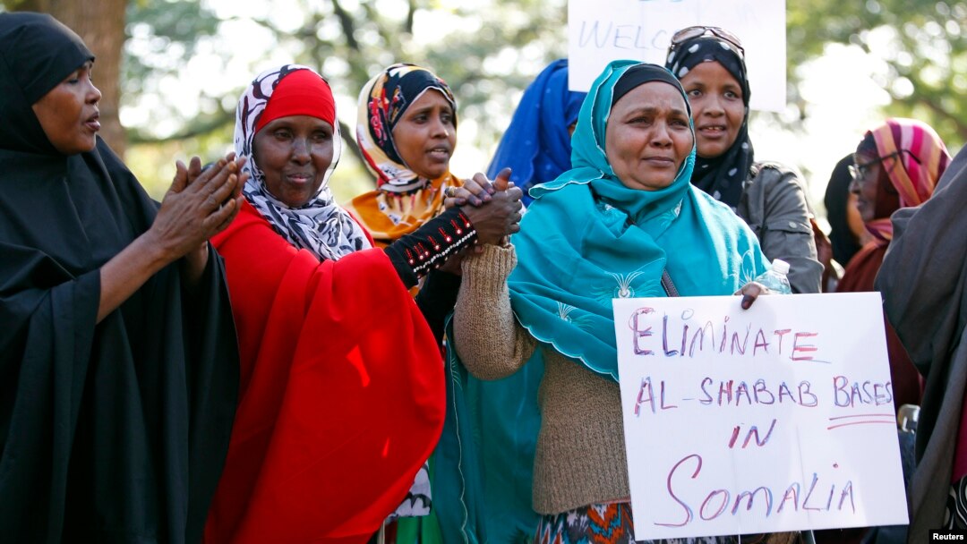 Para perempuan keturunan Somalia di kota Minneapolis, negara bagian Minnesota, AS melakukan unjuk rasa mengutuk serangan militan al-Shabab di Nairobi, Kenya (27/9). 