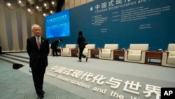 Цуй Тянькай, колишній заступник міністра закордонних справ і колишній посол Китаю в Сполучених Штатах, на форумі під назвою «Модернізація Китаю та світ», який відбувся у The Grand Halls у Шанхаї, 21 квітня 2023 року. ( AP Photo/Ng Han Guan)