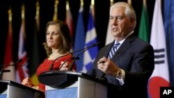 El secretario de Estado, Rex Tillerson, junto a la ministra de Exteriores canadiense, Chrystia Freeland, en Vancouver.