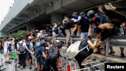 香港防暴警察抵达机场后民众和抗议者逃离。（2019年9月1日）