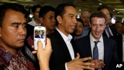 Presiden Joko Widodo bersama CEO Facebook Mark Zuckerberg dalam kunjungan ke Pasar Tanah Abang, Jakarta, 2014. 