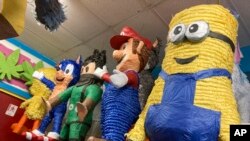 Una tienda de Albuquerque, Nuevo México, con varias creaciones de piñatas, una tradición hispana que ha perdurado durante décadas.