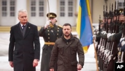 Presiden Lituania Gitanas Nauseda (kiri) dan Presiden Ukraina Volodymyr Zelenskyy menghadiri upacara penyambutan di Halaman Kepresidenan, Vilnius, Lituania, 10 Januari 2024. (Kantor Pers Kepresidenan Ukraina via AP)